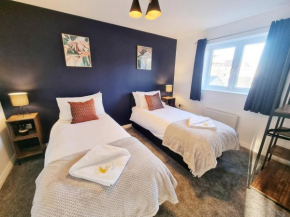 Stylish 3 Bedrooms & 2 Bathrooms House, Free Parking!